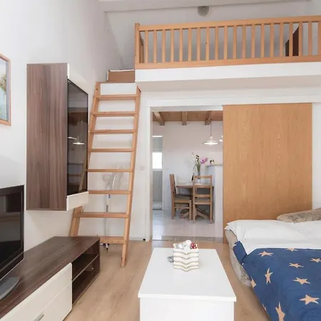 2 Bedroom Stunning Apartment In Zuljana Zuljana