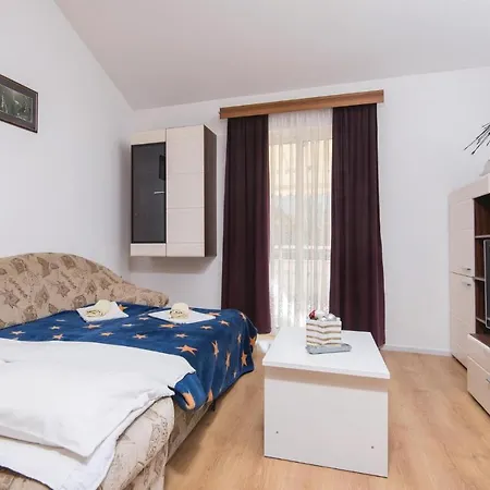 2 Bedroom Stunning Apartment In Zuljana Zuljana