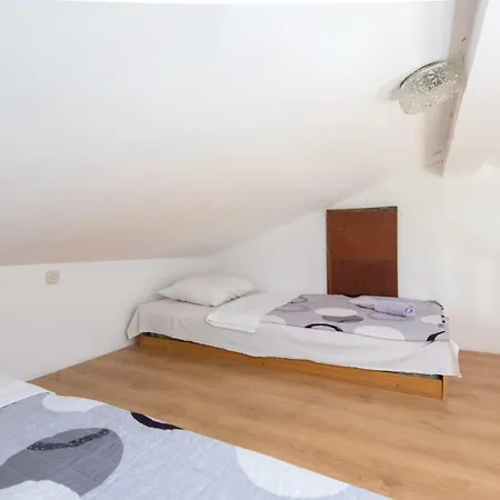 2 Bedroom Stunning Apartment In Zuljana